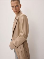 Płaszcz z imitacji skóry - beżowy. Brązowe płaszcze damskie Reserved, l, bez wzorów, ze skóry, bez kołnierzyka, bez kaptura. W wyprzedaży za 99.99 zł.