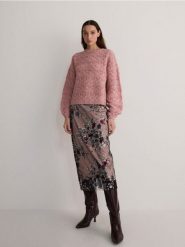 Sweter z ażurowym splotem - brudny róż. Czerwone swetry nierozpinane damskie Reserved, l, w ażurowe wzory, z dzianiny, bez kołnierzyka, bez ramiączek. W wyprzedaży za 49.99 zł.