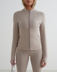 Damska kurtka jedwabista, second skin, dwusuwowy zamek Sense ciemna glina. Brązowe kurtki sportowe damskie Aim'n, l, bez wzorów, z elastanu, bez ramiączek, bez kaptura, na jogę i pilates. Za 339.00 zł.