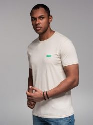 Męski t-shirt bawełniany z zieloną naszywką na piersi – złamana biel V5 - Rozmiar: M. Białe t-shirty męskie Ombre Clothing, l, z aplikacjami, z bawełny, bez kołnierzyka, bez ramiączek. W wyprzedaży za 69.99 zł.