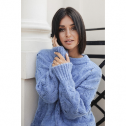 Sweter damski wełniany luźny fason ciepły puszysty niebieski. Niebieskie swetry nierozpinane damskie Sukienki.shop, na zimę, l, bez wzorów, z jeansu, eleganckie, bez kołnierzyka, bez ramiączek. Za 245.00 zł.