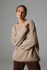 WEŁNIANY SWETER SANTE BEŻOWY One size - Flawless. Brązowe swetry nierozpinane damskie Flawless, bez wzorów, z dzianiny, eleganckie, bez kołnierzyka, bez ramiączek. Za 799.00 zł.