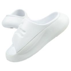 Klapki Lacoste Serve Slide W 0421G białe. Białe klapki damskie bez wzorów, z syntetyku, sportowe, bez obcasa, bez zapięcia. Za 365.58 zł.