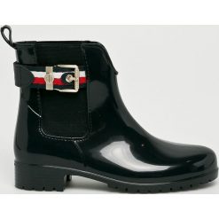 Tommy Hilfiger - Kalosze. Czarne kalosze damskie Tommy Hilfiger, bez wzorów, z materiału, z okrągłym noskiem, bez zapięcia. W wyprzedaży za 269.90 zł.