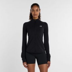 Bluza damska New Balance WJ53101BK – czarna. Czarne bluzy damskie New Balance, xl, bez wzorów, z materiału, eleganckie, bez ramiączek, bez kaptura. Za 359.99 zł.