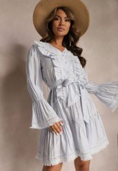 Niebieska Mini Sukienka o Rozkloszowanym Kroju z Falbankami i Materiałowym Paskiem w Talii Fiorfa. Niebieskie sukienki damskie Renee, na lato, l, bez wzorów, z materiału, eleganckie, bez kołnierzyka, bez ramiączek, mini, rozkloszowane. Za 129.99 zł.