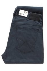 WRANGLER SPODNIE MĘSKIE LARSTON NAVY W18SR3114 112127603. Niebieskie spodnie materiałowe męskie Wrangler, bez wzorów, z jeansu. W wyprzedaży za 99.99 zł.
