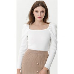 Biały Sweter Boysenberry. Białe swetry nierozpinane damskie Born2be, s, bez wzorów, prążkowane, bez kołnierzyka, bez ramiączek. Za 79.99 zł.