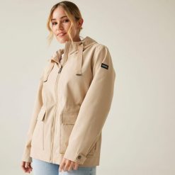 Kurtka turystyczna przeciwdeszczowa damska Otilie wodoodporna. Białe kurtki sportowe damskie Regatta, bez wzorów, z tkaniny, bez ramiączek, bez kaptura, trekkingowe. W wyprzedaży za 287.50 zł.