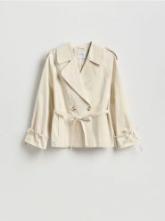 Krótki trencz - złamana biel. Płaszcze damskie Reserved, l, bez wzorów, z bawełny, bez kołnierzyka, bez kaptura. Za 259.99 zł.