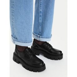 Półbuty DeeZee. Czarne półbuty damskie DeeZee, bez wzorów, bez obcasa, na płaskiej podeszwie, bez zapięcia. Za 159.99 zł.