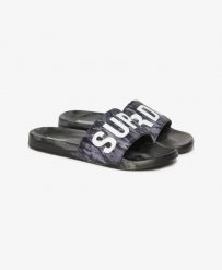 Superdry Camo Pool Sliders - klapki z wyściełanym paskiem – Dark Grey Tiger Camo. Szare klapki damskie Superdry, bez wzorów, z nylonu, bez zapięcia. Za 174.20 zł.
