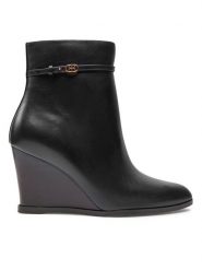 Tory Burch Botki Double T Buckle 158092-006 Czarny. Czarne botki damskie Tory Burch, bez wzorów, ze skóry, bez obcasa, na koturnie, bez zapięcia. Za 2,039.00 zł.