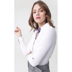 Biała Koszula Bria. Białe koszule damskie Born2be, l, z aplikacjami, eleganckie, bez kołnierzyka, bez ramiączek. Za 49.99 zł.