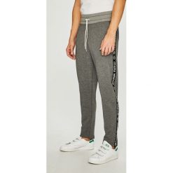 G-Star Raw - Spodnie. Szare spodnie materiałowe męskie G-Star Raw, bez wzorów, z bawełny. W wyprzedaży za 219.90 zł.