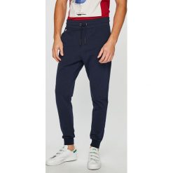 Guess Jeans - Spodnie. Niebieskie spodnie materiałowe damskie Guess Jeans, z aplikacjami, z bawełny. W wyprzedaży za 249.90 zł.