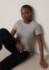 Szary Bawełniany T-shirt w Klasycznym Stylu Nedila. Szare t-shirty damskie Born2be, m, bez wzorów, z bawełny, klasyczne, bez kołnierzyka, bez ramiączek. Za 39.99 zł.