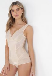 Beżowe Modelujące Body z Kopertowym Dekoltem Yatis. Brązowe body Born2be, bez wzorów, z koronki. Za 74.99 zł.