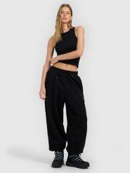 4F Spodnie dresowe joggery damskie - czarne M. Czarne spodnie dresowe damskie 4F, bez wzorów, z dresówki. Za 149.99 zł.