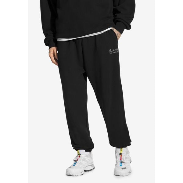 Spodnie dresowe męskie Prosto Football. Czarne spodnie sportowe męskie Prosto., m, bez wzorów, z dresówki, do piłki nożnej. Za 269.99 zł.