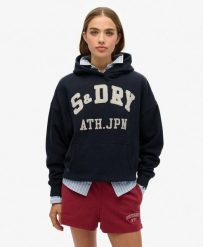 Bluza z kapturem Ath Ess Appliq Relaxed. Niebieskie bluzy damskie Superdry, m, z aplikacjami, z bawełny, bez ramiączek, z kapturem. Za 298.95 zł.