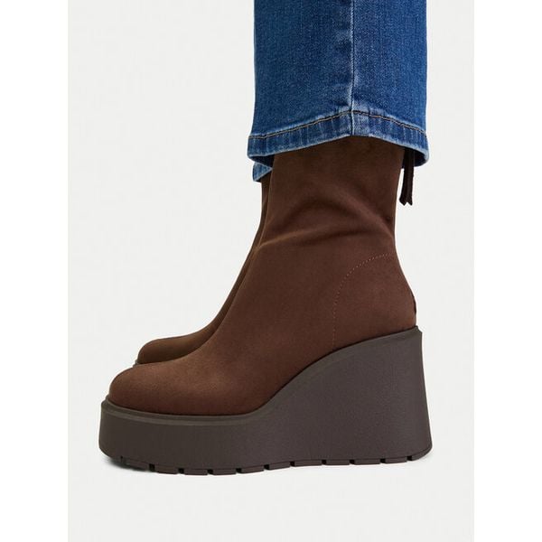 Botki DeeZee. Brązowe botki damskie DeeZee, bez wzorów, bez obcasa, na koturnie, bez zapięcia. Za 199.99 zł.
