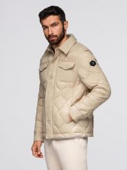 Pikowana kurtka męska w koszulowym fasonie – beżowa V1. Brązowe kurtki męskie Ombre Clothing, m, z aplikacjami, z materiału, eleganckie, bez kaptura. W wyprzedaży za 254.99 zł.