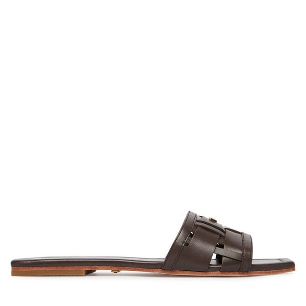 Klapki Marciano Guess. Brązowe klapki damskie Marciano Guess, z aplikacjami, bez obcasa, bez zapięcia. Za 505.99 zł.