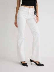 Jeansy flare high waist - biały. Białe jeansy damskie Reserved, bez wzorów, z bawełny, z podwyższonym stanem. W wyprzedaży za 59.99 zł.