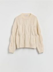 Sweter z ozdobnym splotem - kremowy. Białe swetry nierozpinane damskie Reserved, l, bez wzorów, z dzianiny, bez kołnierzyka, bez ramiączek. Za 139.99 zł.