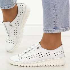 Białe ażurowe skórzane półbuty damskie T.Sokolski 4001. Białe półbuty damskie Sokolski, na jesień, w ażurowe wzory, z jeansu, klasyczne, z okrągłym noskiem, bez obcasa, na płaskiej podeszwie, bez zapięcia. Za 259.00 zł.