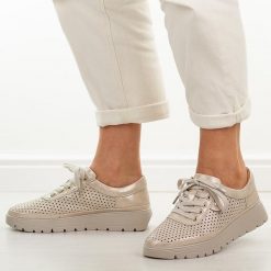 Złote ażurowe skórzane półbuty damskie Vinceza 79629. Żółte półbuty damskie VINCEZA, na lato, z aplikacjami, z jeansu, eleganckie, z okrągłym noskiem, bez obcasa, bez zapięcia. Za 239.00 zł.