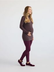 Legginsy z wysokim pasem - mahoniowy. Brązowe legginsy damskie Reserved, bez wzorów, z dzianiny. Za 79.99 zł.