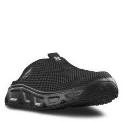 Klapki Salomon. Czarne klapki damskie Salomon, bez wzorów, sportowe, bez obcasa, bez zapięcia. Za 349.99 zł.