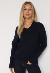 Granatowy Sweter z Domieszką Kaszmiru z Dekoltem w Serek Feralaine. Niebieskie swetry nierozpinane damskie Born2be, bez wzorów, z jeansu, eleganckie, bez kołnierzyka, bez ramiączek. Za 99.99 zł.