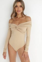 Beżowe Body z Odkrytymi Ramionami Talosyne. Brązowe body Born2be, bez wzorów, z dzianiny. Za 54.99 zł.