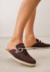 Brązowe Klapki Mule Ozdobione Klamrą Peromela. Brązowe klapki damskie Renee, bez wzorów, z dzianiny, eleganckie, bez obcasa, na płaskiej podeszwie, bez zapięcia. Za 89.99 zł.