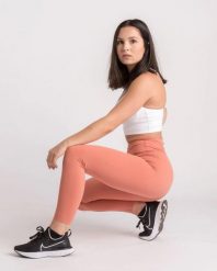Damskie legginsy 7/8 na jogę i pilates, bez przedniego szwu – łososiowy. Czerwone legginsy damskie AESTHETIC WOLF, bez wzorów, z dzianiny. Za 149.99 zł.
