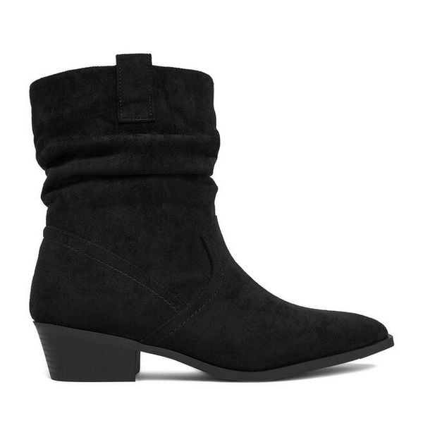 Kowbojki JENNY. Czarne botki damskie Jenny, bez wzorów, bez obcasa, na słupku, bez zapięcia. Za 159.99 zł.