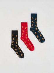 3 pack skarpet ze świątecznym motywem - czerwony. Czerwone skarpety męskie Reserved, bez wzorów. Za 39.99 zł.