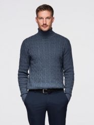 Męski sweter golf z warkoczowym splotem – granatowy V3. Niebieskie swetry męskie Ombre Clothing, m, bez wzorów, z bawełny, eleganckie, bez kołnierzyka, bez ramiączek. W wyprzedaży za 110.49 zł.
