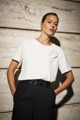 T-shirt w kwiatem biały. Białe t-shirty damskie MOODO, l, bez wzorów, z bawełny, bez kołnierzyka, bez ramiączek. Za 79.99 zł.