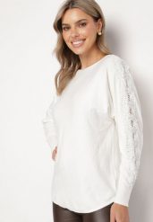 Biały Sweter z Wiskozą Ozdobiony Cyrkoniami na Rękawach Reninna. Białe swetry nierozpinane damskie Born2be, m, z aplikacjami, z jeansu, eleganckie, bez kołnierzyka, bez ramiączek. Za 89.99 zł.