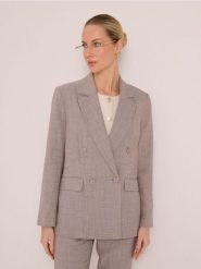 Dwurzędowy żakiet z domieszką wiskozy - beżowy. Brązowe marynarki i żakiety damskie Sinsay, bez wzorów, z wiskozy, bez kołnierzyka, bez ramiączek. Za 79.99 zł.