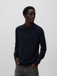 Sweter polo z wiskozą - czarny. Czarne swetry męskie Reserved, l, bez wzorów, z dzianiny, bez kołnierzyka, bez ramiączek. W wyprzedaży za 55.99 zł.