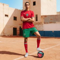 Koszulka piłkarska replika Puma Maroko Mistrzostwa Świata 2026 domowa. Bluzki damskie Decathlon, m, bez wzorów, sportowe, bez kołnierzyka, bez ramiączek. Za 449.99 zł.