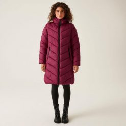 Andia II damska turystyczna pikowana kurtka. Czerwone kurtki sportowe damskie Regatta, bez wzorów, z puchu, bez ramiączek, bez kaptura, trekkingowe. W wyprzedaży za 418.65 zł.