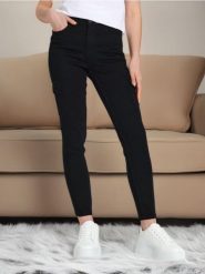 Jeansy skinny mid waist - czarny. Czarne jeansy damskie Sinsay, bez wzorów, z bawełny. Za 69.99 zł.