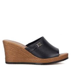 Klapki Lasocki. Czarne klapki damskie Lasocki, bez wzorów, bez obcasa, bez zapięcia. Za 169.99 zł.