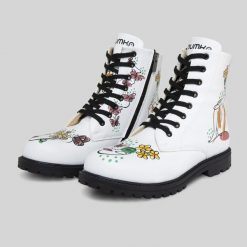 Mumka Shoes Botki traperki wegańskie z nowoczesną kobietą białe Mumka-41. Białe trapery damskie Mumka Shoes, bez zapięcia. Za 399.00 zł.